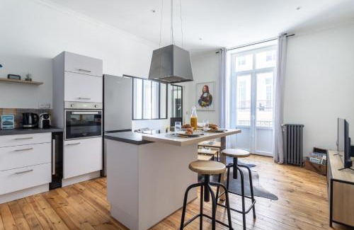 Royat Apartment | Le Louvre - Appart proche thermes chic & douillet