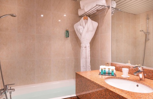 Merignac Hotel | Le M & Spa Bordeaux Aéroport by Hôtels & Préférence