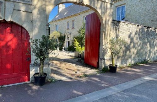 Saint-Loup-Hors Bed & Breakfast | Le Manoir des Doyens Loft - Sleeps 8 - D-Day Museum on-site - Ten Minute Walk to Commonwealth Cemetery!