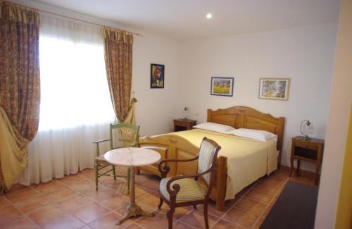 Saint-Saturnin-les-Avignon Bed & Breakfast | Le Mas de l'Amandier