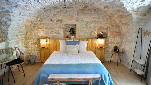 Le Garn Bed & Breakfast | Le Mas de la Pouzolle - Chambre en cave voutée avec petit déjeuner