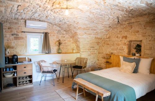 Le Garn Bed & Breakfast | Le Mas de la Pouzolle - Chambre en cave voutée avec petit déjeuner
