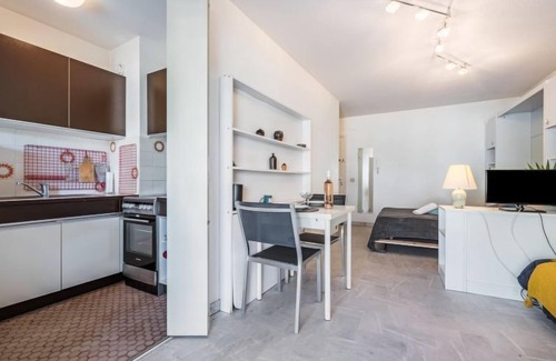 Riou - Petit Juas - Av de Grasse Apartment | Le Mercure by Interhome