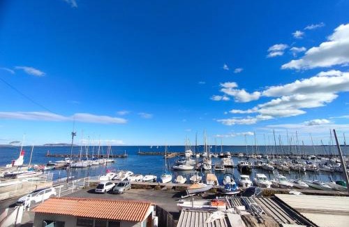 Marseillan Apartment | LE MILLESIME OLIVIER : Vue exceptionnelle sur la baie, appartement moderne avec une chambre et parking privé.