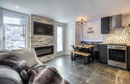Sainte-Ann-des-Lacs Ski Chalet | Le Mini Chalet - Compact & Cozy Spa