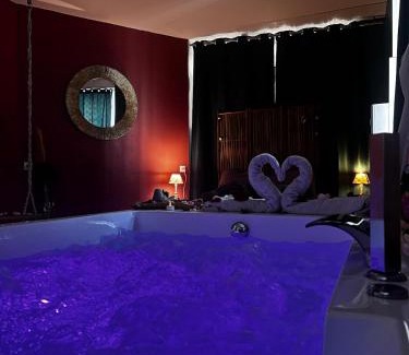 Moret-sur-Loing Apartment | Le Nid d'Amour avec jacuzzi, Moret-sur-Loing