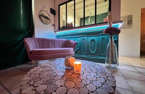 Moret-sur-Loing Apartment | Le Nid d'Amour avec jacuzzi, Moret-sur-Loing