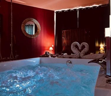 Moret-sur-Loing Apartment | Le Nid d'Amour avec jacuzzi, Moret-sur-Loing