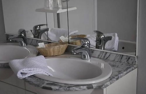 Rives-en-Seine Hotel | Le Normandie