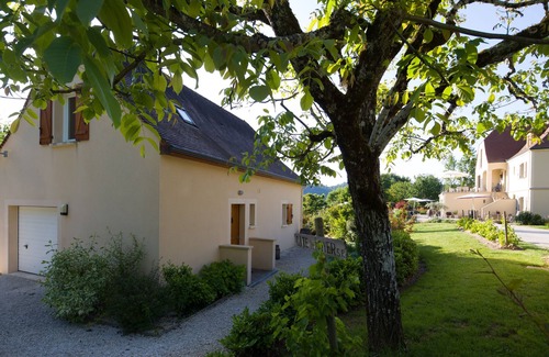 Saint-Julien-de-Lampon House | Le Noyer: Luxury and quiet gite with use of large swimming pool.