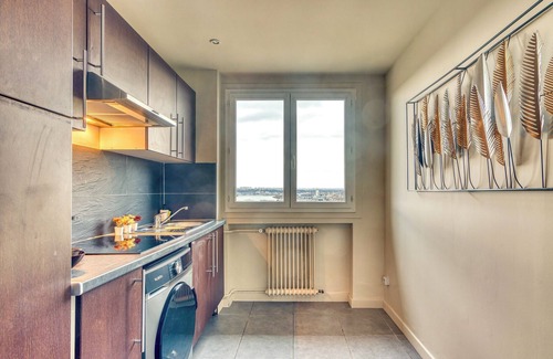 Oullins Apartment | Le Panoramique - Grand T2 métro B Oullins