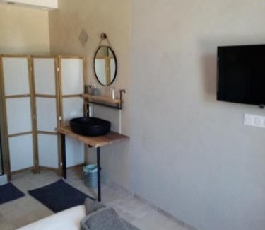 Montaren-et-Saint-Mediers House | Le passage 2