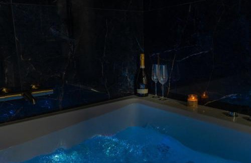 Beauvais Apartment | Le Passion Room - Love Room - Jacuzzi