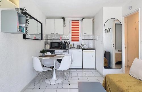 Perols Apartment | Le Patio de Santa Monica, 5 minutes from the sea, 2 stars