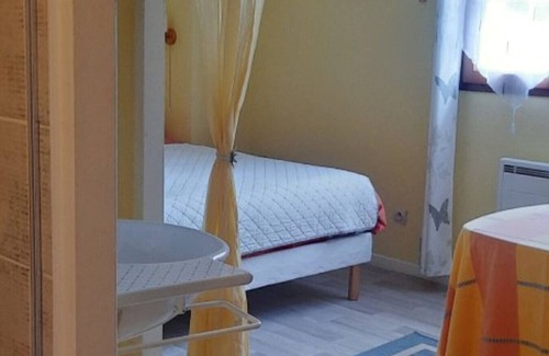 Lescar Bed & Breakfast | Le Pesquit guest room with shared terrace, communal garden and air conditioning