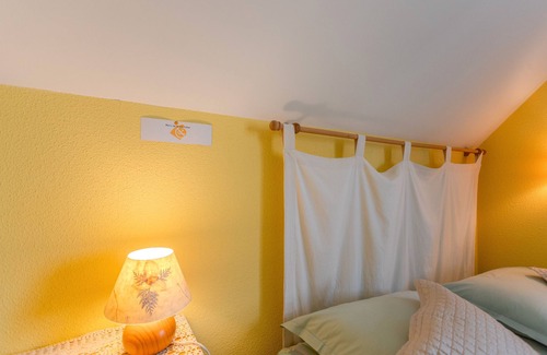 Lescar Bed & Breakfast | Le Pesquit guest room with shared terrace, communal garden and air conditioning
