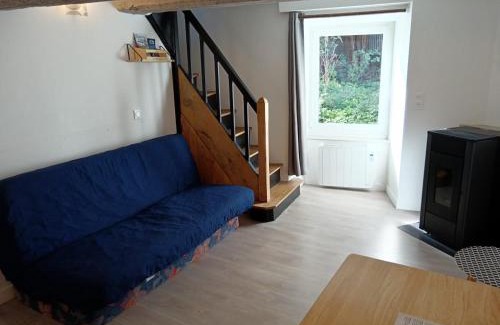Villedieu-les-Poeles House | Le petit atelier, centre-ville, vue rivière