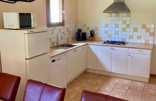 Concores House | LE Petit DUC Half Vrijstaande Ruime Bungalow met Privé Terras en Zwembad