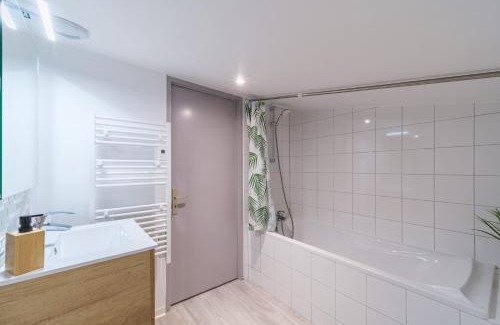 Muhlbach-sur-Munster Apartment | Le Petit Gîte de la Vallée - Vue montagne parking