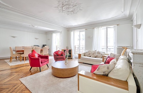 Saint-Vincent-de-Paul Apartment | Le Petit Hôtel - Appt 6p 127 m² à Paris