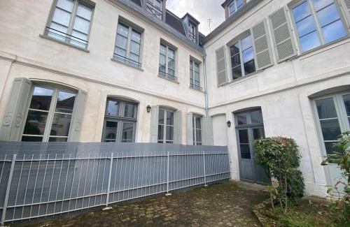 Auxerre Apartment | Le Philibert Roux