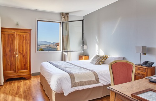 Brullioles Hotel | Le Place Neuve