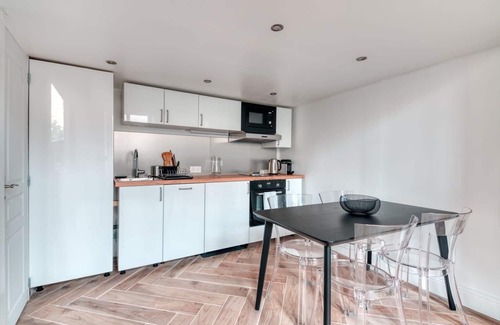 Griffon - Royale Apartment | Le Pouteau: Authentic Charm, 2-Bedroom Apartment in Croix Rousse