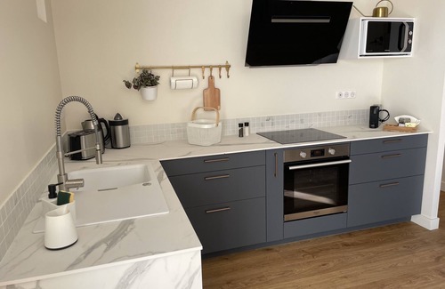 Wacquinghen House | Le raffiné-House-Modern-Ensuite with Bath-Terrace