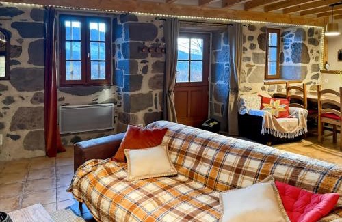 Saint-Projet-de-Salers House | Le refuge de la vallée - 4 à 6 pers - proche de Salers