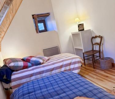 Saint-Projet-de-Salers House | Le refuge de la vallée - 4 à 6 pers - proche de Salers