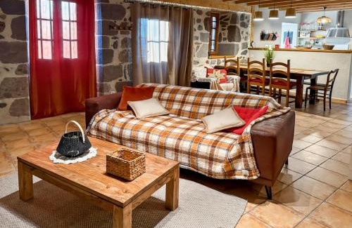 Saint-Projet-de-Salers House | Le refuge de la vallée - 4 à 6 pers - proche de Salers