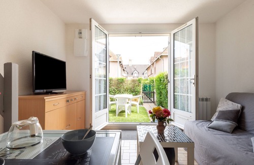 Courseulles-sur-Mer Apartment | Le Regina Rifle - Appartement avec jardinet