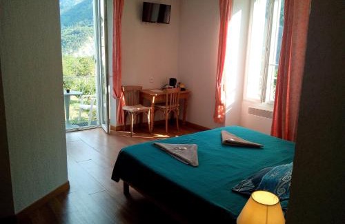 Villeneuve-d'Entraunes Hotel | Le Relais des Cavaliers