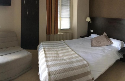 Saint-Quentin-les-Anges Hotel | Le Relais