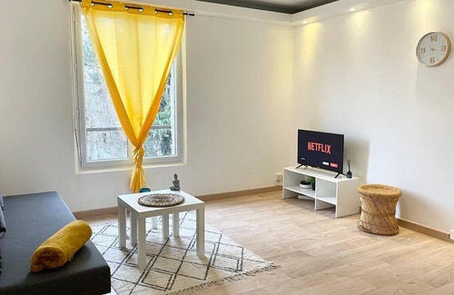 Nogent-sur-Oise Apartment | Le Royal Cosy - Spacieux T2 - Proche Chantilly, Paris & Astérix