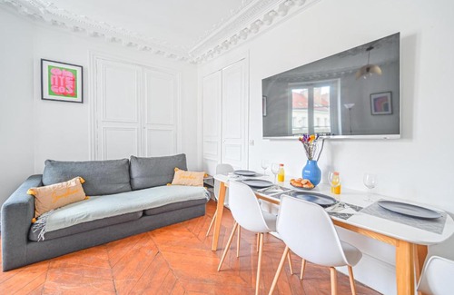 Quartier de la Porte-Saint-Denis Apartment | "Le Ruby d'Hautville " Charme Authentique dans le Quartier Hautville