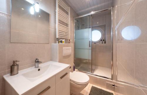 Gien Apartment | Le Saint Louis 2 Cœur Ville bord de Loire commerces à pied