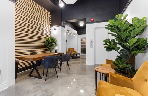 Quartier des Spectacles Hotel | Le Sand & Stone Hotel