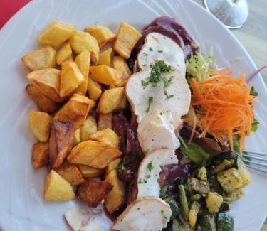 Escouloubre-les-bains House | Le sapin rouge - Restaurant - bar - chambres d'hôtes
