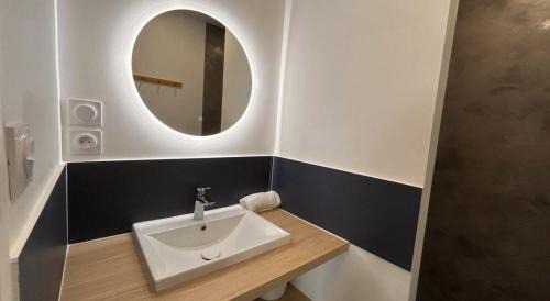 Le Creusot Apartment | Le Singulier Calme Central Chic