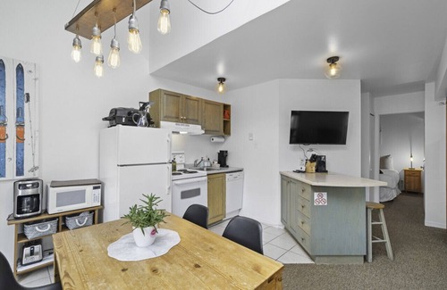 Mont-Tremblant Pedestrian Village Condo | Le Skieur by Suite Spot