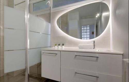 Aiguerelles Apartment | LE SMILE - 3 bedrooms - 8pers - Parking - Centre Gare