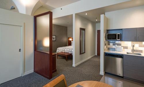 Downtown Montreal Hotel | Le Square Phillips Hôtel & Suites