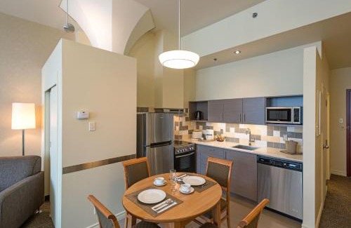 Downtown Montreal Hotel | Le Square Phillips Hôtel & Suites
