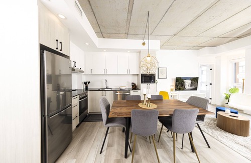 Saint-Roch Apartment | Le St-Laurent | BBQ & pool | Office & wifi