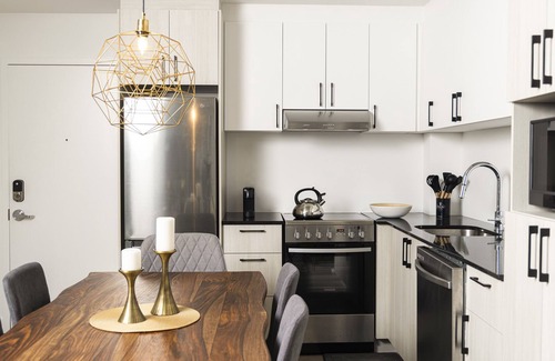 Saint-Roch Apartment | Le St-Laurent | BBQ & pool | Office & wifi