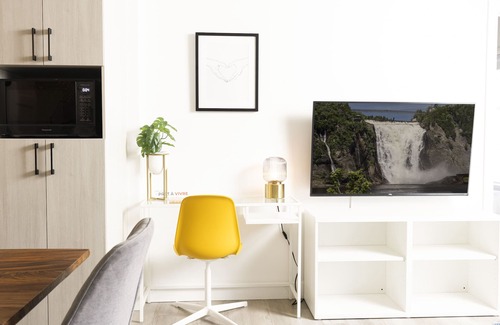 Saint-Roch Apartment | Le St-Laurent | BBQ & pool | Office & wifi