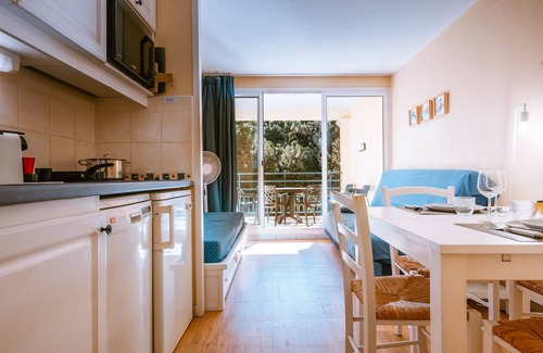 Giens Apartment | Le studio de Giens (air-conditioned, private access to Plage Badine, heated swimming pool)