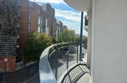 Drancy Centre Apartment | Le Timbaud, T4 cosy, balcon, parking, aux portes de Paris