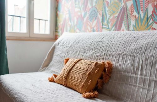 Mazamet Apartment | Le Tropical : T2 rénové Ambiance Cosy et Colorée